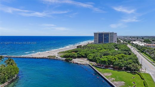 Residential complexes in Boca Raton, Palm Beach