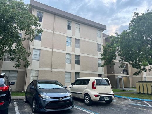 ハイアリア, Miami-Dade Countyのアパートメント・コンプレックス