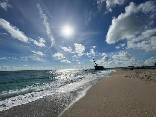 Residential complexes in Palm Beach Shores, Palm Beach