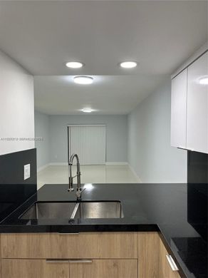 ハイアリア, Miami-Dade Countyのアパートメント・コンプレックス