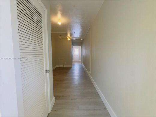 Residential complexes in Fort Lauderdale, Broward County