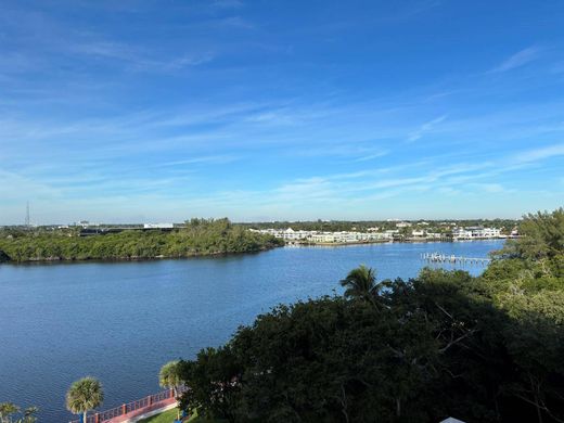 Residential complexes in Boca Raton, Palm Beach