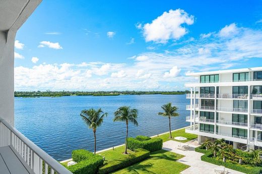 Residential complexes in Palm Beach, Florida