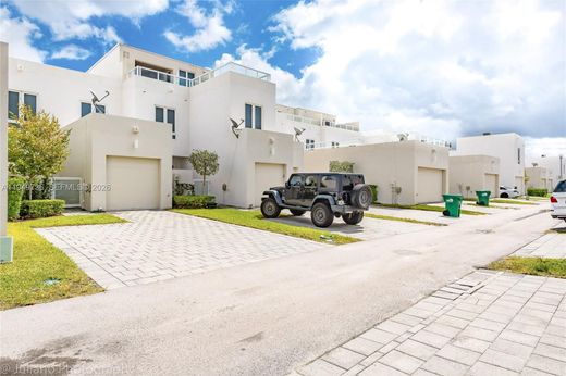 Villa - Doral, Miami-Dade County