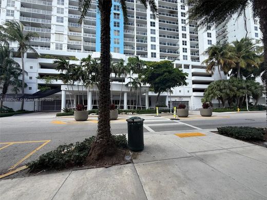 Residential complexes in Miami Beach, Miami-Dade