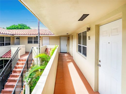 Residential complexes in Fort Lauderdale, Broward County