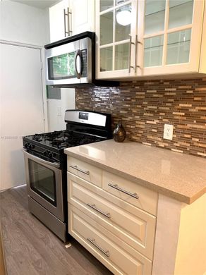 Residential complexes in Miami Beach, Miami-Dade