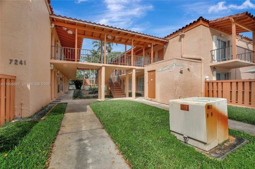 Residential complexes in Miami Lakes, Miami-Dade