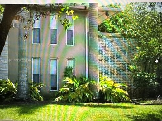 Residential complexes in South Miami, Miami-Dade