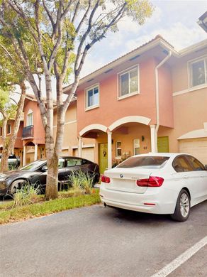 Townhouse in Hallandale, Broward County