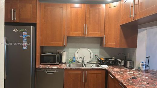 Hallandale Beach, Broward Countyのアパートメント・コンプレックス