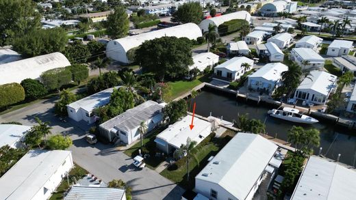 Residential complexes in Briny Breezes, Palm Beach