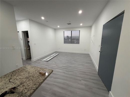 ハイアリア, Miami-Dade Countyのアパートメント・コンプレックス