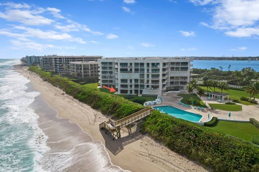 Residential complexes in Palm Beach, Florida