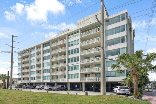 Residential complexes in Miami Beach, Miami-Dade
