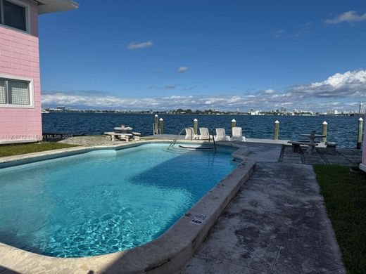 North Bay Village, Miami-Dade Countyのアパートメント・コンプレックス