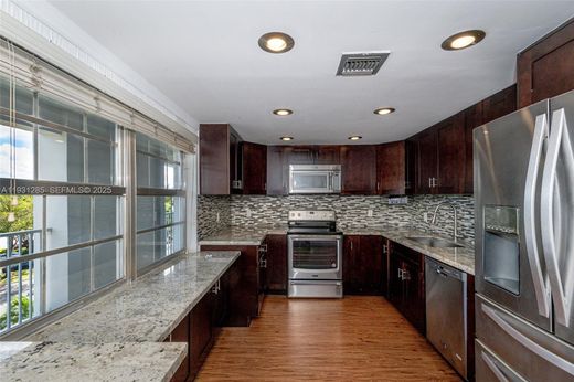 Pompano Beach, Broward Countyのアパートメント・コンプレックス