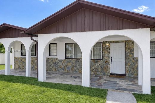 マイアミガーデンズ, Miami-Dade Countyのヴィラ