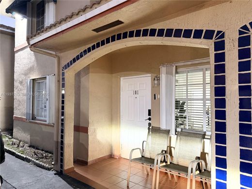 ハイアリア, Miami-Dade Countyのアパートメント・コンプレックス