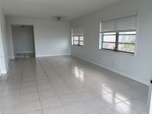 Residential complexes in Hollywood, Broward County