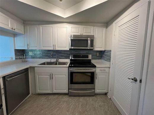 Residential complexes in Deerfield Beach, Broward County