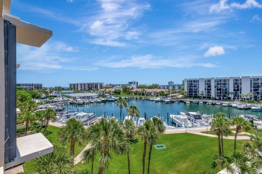 Residential complexes in Boca Raton, Palm Beach