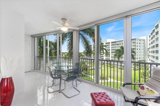 Residential complexes in Highland Beach, Palm Beach