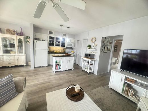 Residential complexes in Ocean Ridge, Palm Beach