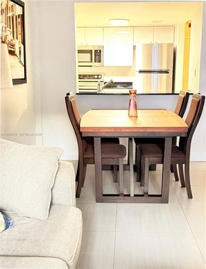 Residential complexes in Miami Beach, Miami-Dade