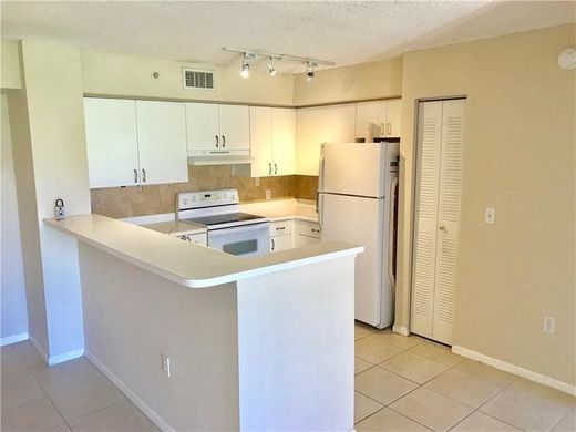 Residential complexes in Lake Worth, Palm Beach