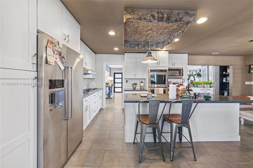 Willa w Pembroke Pines, Broward County