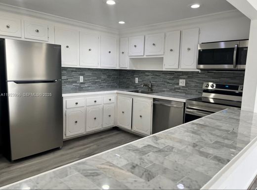 Residential complexes in North Miami, Miami-Dade