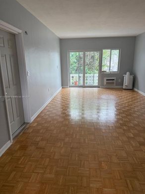 Residential complexes in Bay Harbor Islands, Miami-Dade