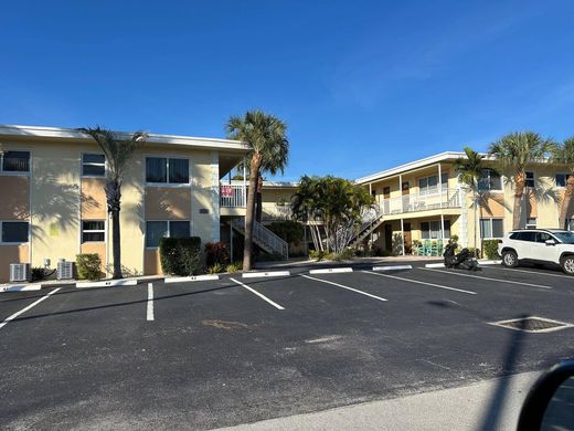 Residential complexes in Deerfield Beach, Broward County