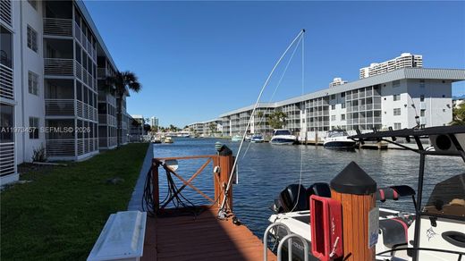 Residential complexes in North Miami Beach, Miami-Dade