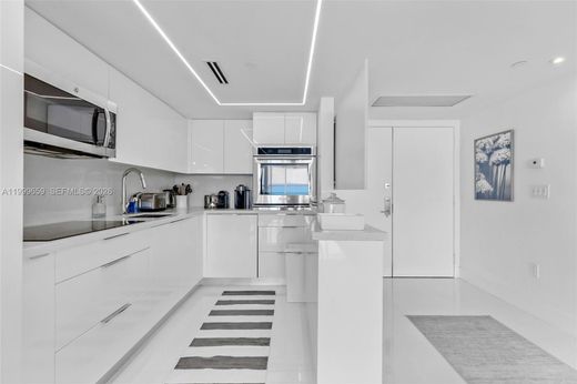 Residential complexes in Miami Beach, Miami-Dade