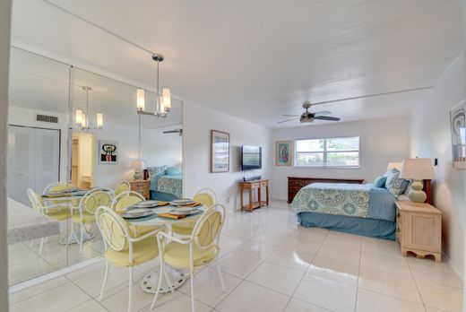 Residential complexes in Boca Raton, Palm Beach