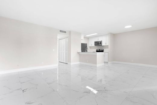 Residential complexes in Boynton Beach, Palm Beach
