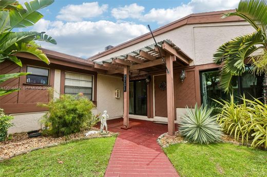Townhouse in Hallandale, Broward County