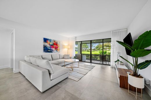 Residential complexes in Boynton Beach, Palm Beach