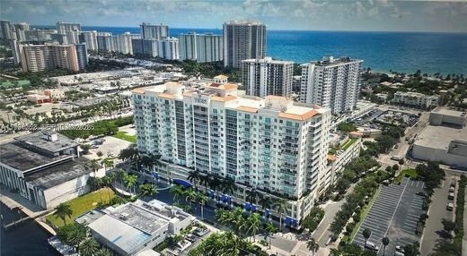 Residential complexes in Fort Lauderdale, Broward County