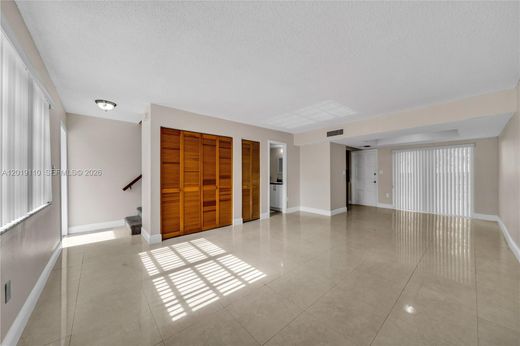 Şehir evi  Hialeah, Miami-Dade County