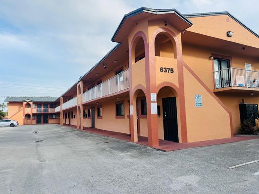 ハイアリア, Miami-Dade Countyのアパートメント・コンプレックス