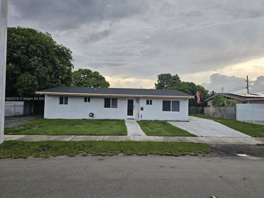 マイアミガーデンズ, Miami-Dade Countyのヴィラ