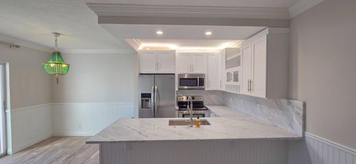 Residential complexes in South Palm Beach, Palm Beach