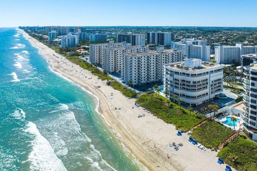 Residential complexes in Highland Beach, Palm Beach