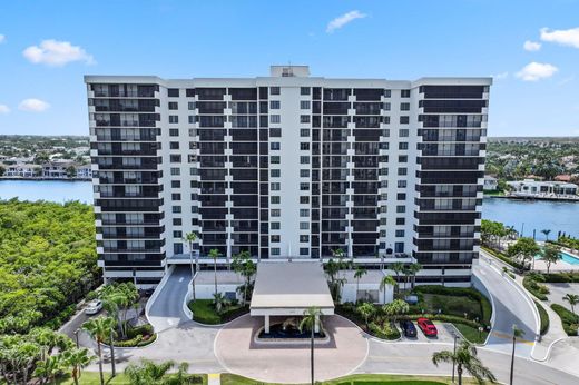 Residential complexes in Highland Beach, Palm Beach