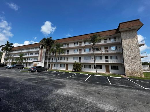 Residential complexes in Lake Worth, Palm Beach