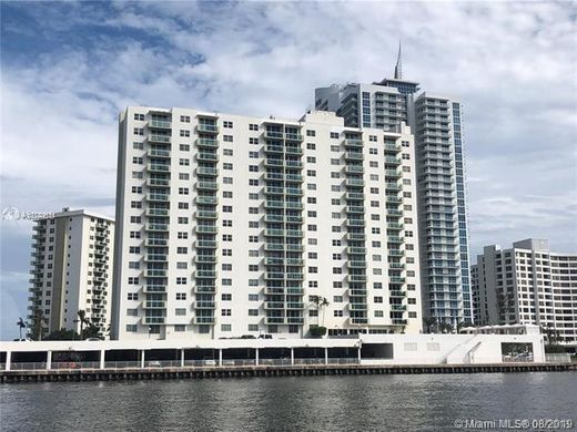 Residential complexes in Hollywood, Broward County