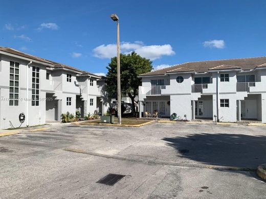 Townhouse in Hialeah Gardens, Miami-Dade